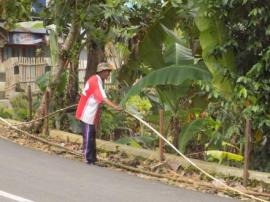 Pembuatan Pagar Bambu Depan Rumah 